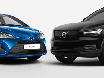Twee auto's tegenover elkaar, een blauwe Toyota Yaris en een zwarte Volvo SUV, op een witte achtergrond.