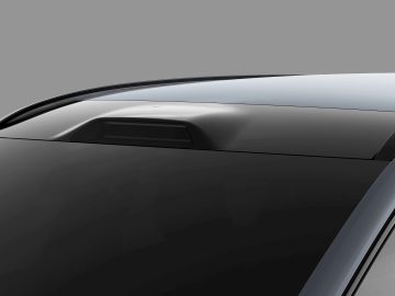 Close-up van het dak van een Volvo-auto met een haaienvinantenne.