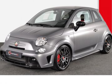 Metallic grijze Abarth 695 Biposto tentoongesteld met rode accenten en sportieve designdetails.