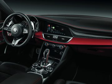 Luxe Alfa Romeo Giulia Quadrifoglio interieur met modern dashboard en lederen afwerking.