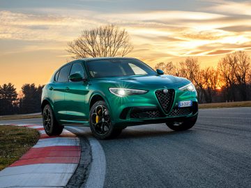 Alfa Romeo Giulia Quadrifoglio-voertuig rijdt op een racecircuit bij zonsondergang.