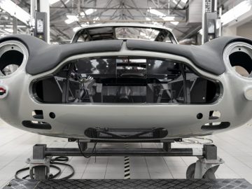 Een Aston Martin DB5 Goldfinger Continuation-chassis in een assemblagelijn zonder dat de panelen en motor zijn geïnstalleerd.