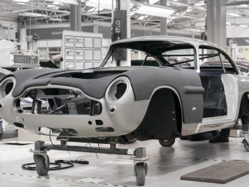 Klassieke Aston Martin DB5 Goldfinger Vervolg wordt gerestaureerd in een werkplaats.