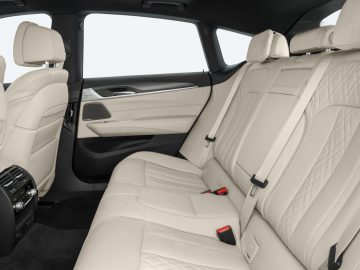 Luxe BMW 6 Serie Gran Turismo interieur met ruime lederen stoelen en moderne designelementen.