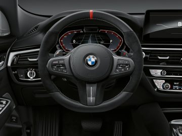 Binnenaanzicht van een BMW 6 Serie Gran Turismo met de nadruk op het stuur en het dashboard.