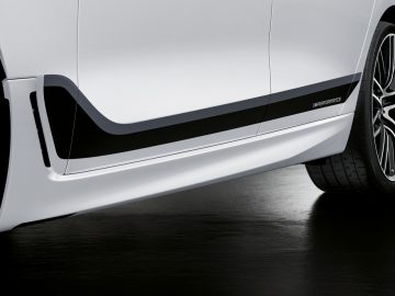 Close-up van het zijprofiel van een BMW 6 Serie Gran Turismo, met het wielontwerp en de zijskirt.