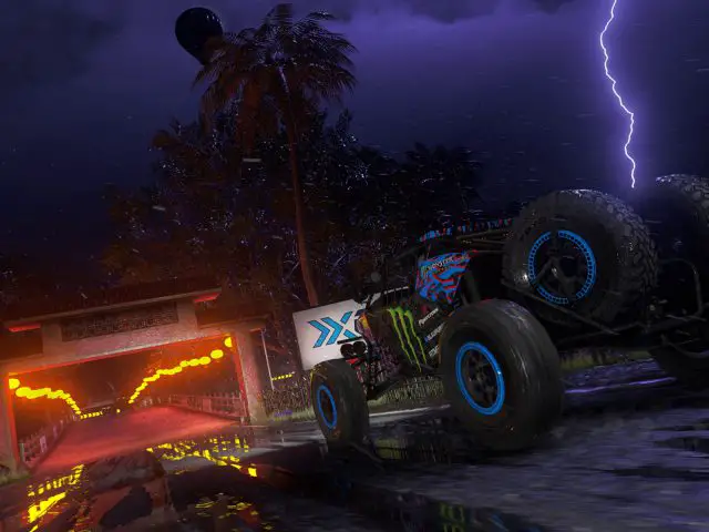 Monstertruck rijdt 's nachts door een plas met bliksem op de achtergrond in de DiRT 5-trailer.