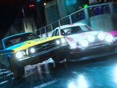 Twee klassieke muscle car's racen 's nachts door een neonverlichte stadsstraat in een scène die doet denken aan een DiRT 5-trailer.