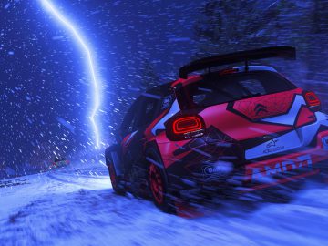 Een rallyauto concurreert 's nachts op een besneeuwde baan onder een hemel met noorderlicht, wat doet denken aan scènes uit de DiRT 5-trailer.