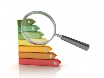 Energielabels concept met vergrootglas.