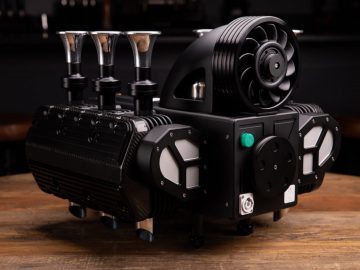 Hoogwaardige professionele Espresso Veloce RS Black Edition bioscoopcamera op een houten oppervlak met lensvatting en diverse bedieningsknoppen zichtbaar.