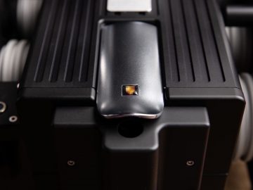 Close-up van de Espresso Veloce RS Black Edition-camerabody met de nadruk op de merkbadge.