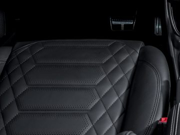 Zwart lederen Ford Puma ST-Line Vignale autostoel met diamantstikselpatroon.