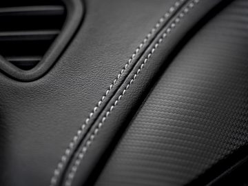 Close-up van het zwartleren interieur van een Ford Puma ST-Line Vignale met witte stiksels.