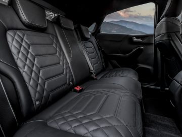 Luxe Ford Puma ST-Line Vignale zwart lederen auto-interieur met gewatteerde stoelen.