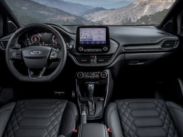 Modern Ford Puma ST-Line Vignale-interieur met focus op het dashboard, het stuur en het infotainmentsysteem.