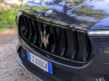 Close-up van de grille en het embleem van een Maserati Levante Trofeo-auto.