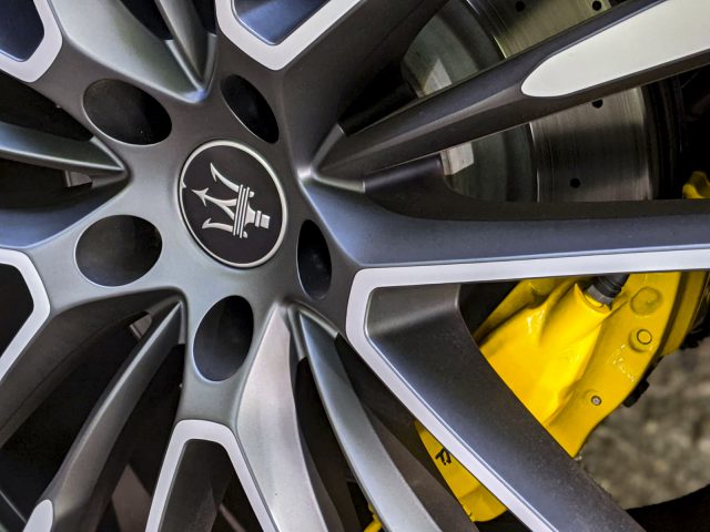 Close-up van een lichtmetalen velg van een Maserati Levante Trofeo met daarachter een remklauw zichtbaar.
