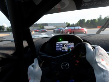 First-person-aanzicht vanuit een Mazda RX-Vision GT3 Concept, terwijl je andere auto's volgt op een circuit.
