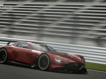 Een rode Mazda RX-Vision GT3 Concept-auto die snel over een circuit rijdt met vage tribunes op de achtergrond, voorzien van het 'Gran Turismo'-logo.