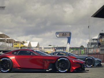 Twee krachtige Mazda RX-Vision GT3 Concept-auto's op een circuit, klaar voor de concurrentie.