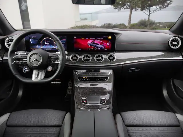 Modern Mercedes-Benz E-Klasse luxe auto-interieur met digitaal dashboard en infotainmentsysteem.