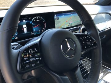 Binnenaanzicht van een Mercedes-Benz GLB-voertuig met het stuur en het digitale dashboard.