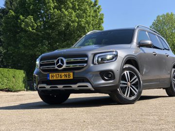 Een Mercedes-Benz GLB SUV geparkeerd op een zonnige dag met heldere hemel.