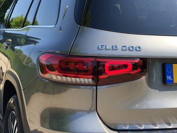 Een close-up van het achterlicht en de modelbadges van een Mercedes-Benz GLB 200 met Nederlands kenteken.