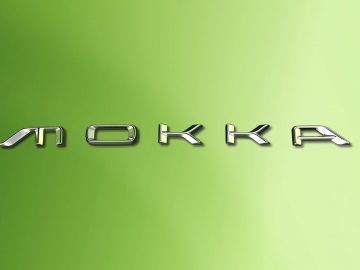 Zilveren 'Opel Mokka'-opschrift op een groene achtergrond met kleurverloop.