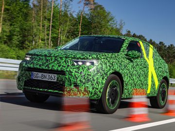 Prototype Opel Mokka wordt op de weg getest met camouflagefolie om ontwerpdetails te verbergen.