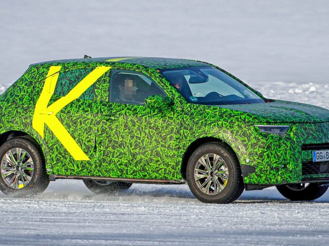 Een gecamoufleerd Opel Mokka-prototype wordt getest op een besneeuwde ondergrond.