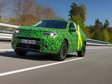 Prototype Opel Mokka-voertuig dat op de weg wordt getest met camouflagefolie.