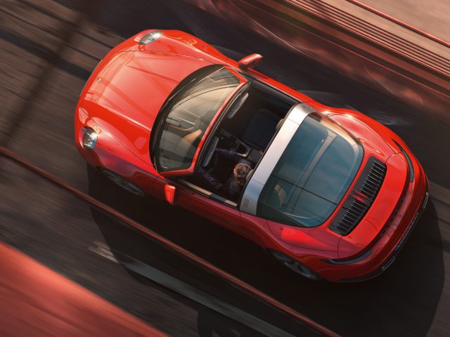 Rode Porsche 911 Targa in beweging vanuit luchtperspectief.