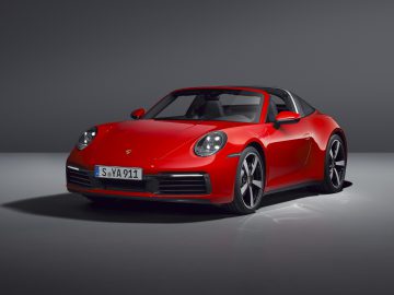 Rode Porsche 911 Targa sportwagen weergegeven in een studio-omgeving.
