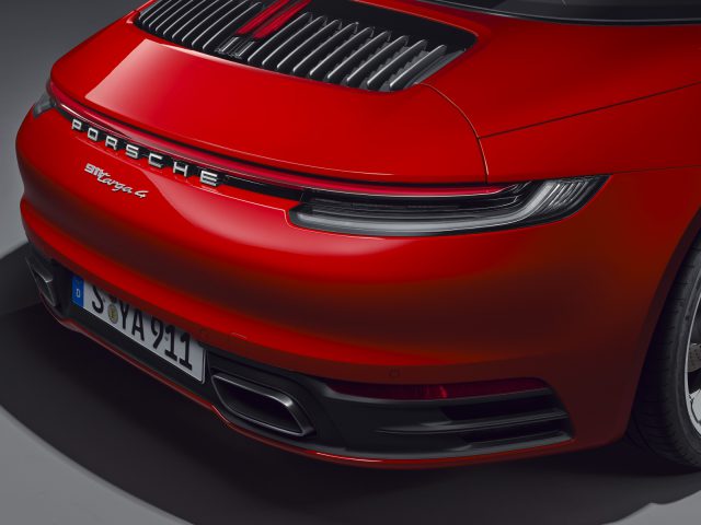 Achteraanzicht van een rode Porsche 911 Targa met opvallende merk- en modelaanduiding.