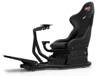 Zwarte simracen simulatorstoel met montagestandaards voor stuur en pedalen.