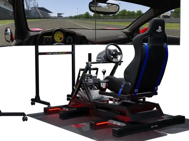 Een Simracen-opstelling met een stuur, pedalen en een stoel, met gaminghardware en een virtueel dashboarddisplay.