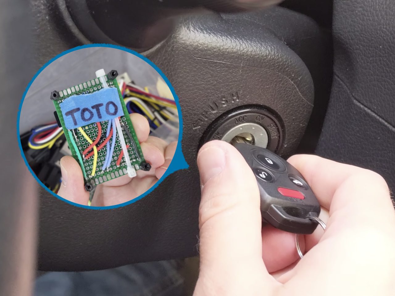 Een hand die een Subaru-autosleutelhanger vasthoudt bij het contact, met een inzet van een close-up van een printplaat met het label 'toto'.