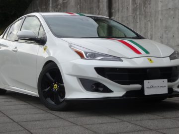 Witte sportwagen met custom Italiaanse vlagstrepen op de motorkap, perfect voor een Nederlandse roadtrip.