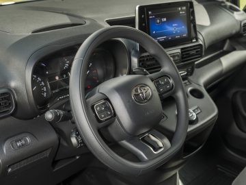 Binnenaanzicht van een Toyota ProAce City-voertuig met het stuur en het dashboard.