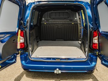 Laadruimte van een Toyota ProAce City blauwe bestelwagen met open deuren en een lege kofferruimte.