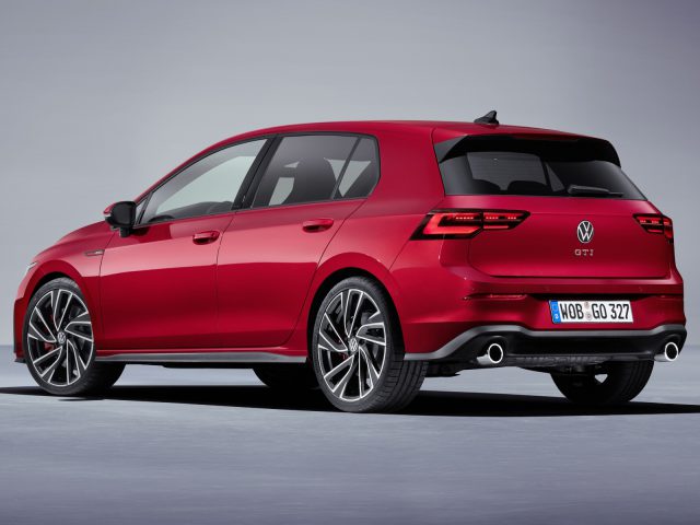 Volkswagen Golf GTI achteraanzicht op een grijze achtergrond.