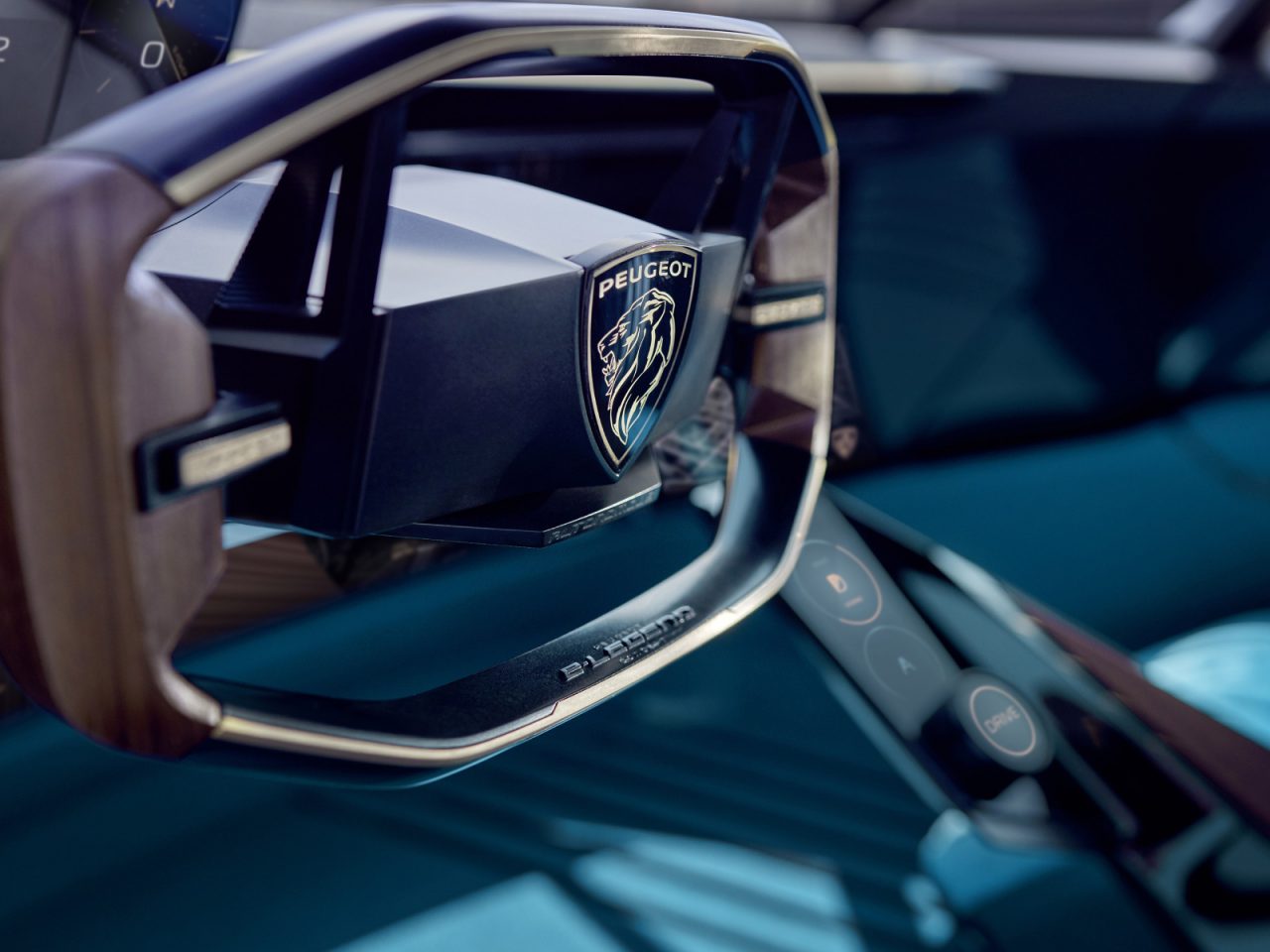 Modern auto-interieur met een close-up van een Peugeot-stuur en dashboard, waarbij de geschiedenis van het stuurwiel wordt benadrukt.