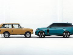 Twee Range Rover Fifty SUV's uit verschillende tijdperken naast elkaar, die de evolutie van het auto-ontwerp laten zien.