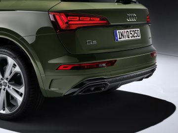 Achteraanzicht van een Audi Q5 met de achterlichten, het embleem en de dubbele uitlaat.