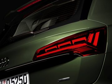 Close-up van het achterlicht en het embleem op een Audi Q5-voertuig.