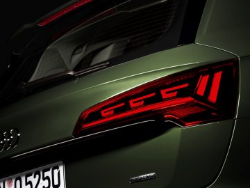 Close-up van het achterlicht en de badges van een Audi Q5-auto.