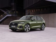 Audi Q5 SUV geparkeerd in een stedelijke omgeving.