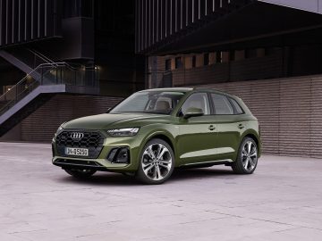 Audi Q5 SUV geparkeerd in een stedelijke omgeving.